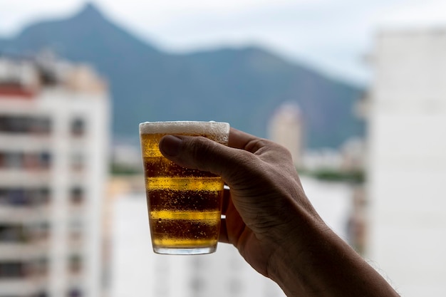 Man met glas bier op de achtergrond wazig stedelijke stad