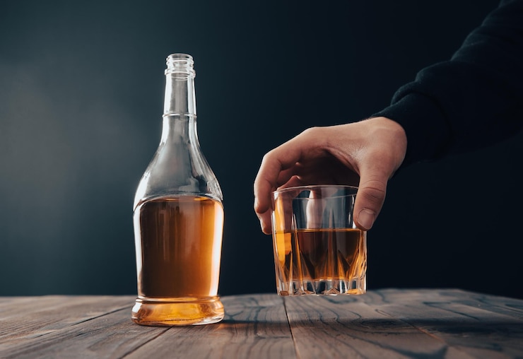 Foto man met glas en fles alcoholxa