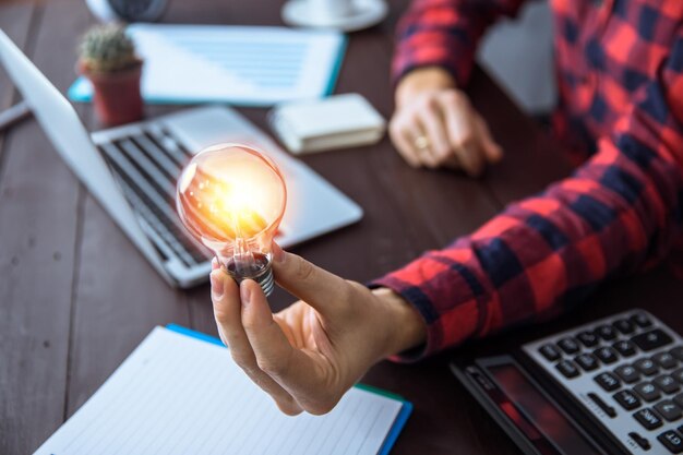 Man met gloeilamp in werktafel