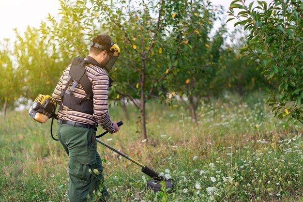 Foto man met gras trimmer