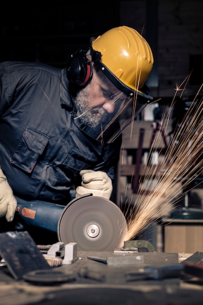 Man met grinder in actie