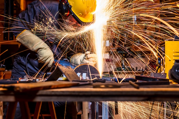 Man met grinder in actie