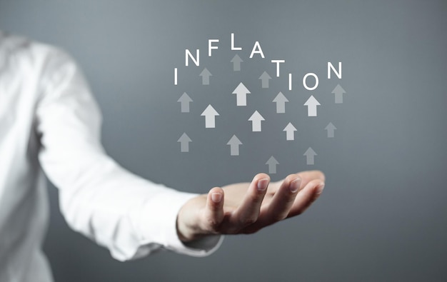Man met groeiende pijlen met een woord inflatie