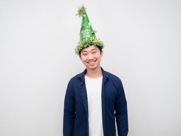 Man met groene hoed gelukkige glimlach emotie witte achtergrond
