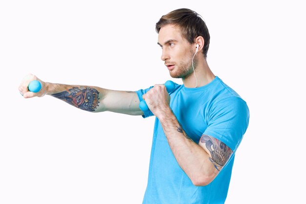Foto man met halters in handen training fitness lichte achtergrond oefening hoge kwaliteit foto