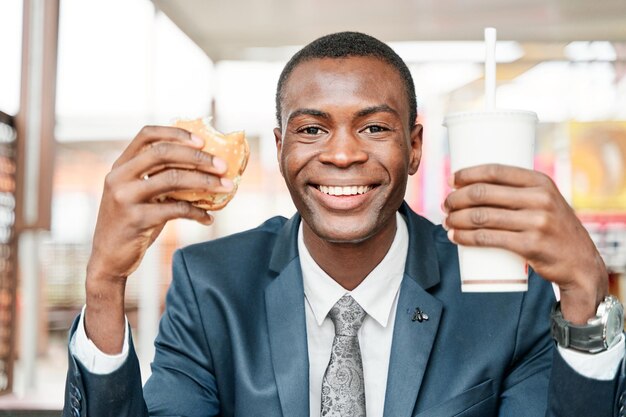 Man met hamburger en frisdrank