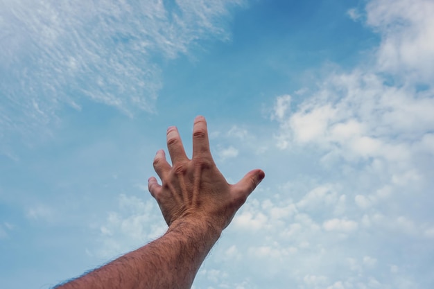 Man met hand gebaren op de blauwe hemel