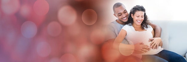 Man met handen op de buik van de vrouw met rode bokeh-overgang