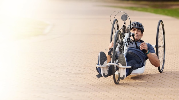 Foto man met handicap handbike en buitenfiets voor sportrace of oefenkracht met uitbarsting van mockupruimte fitness mannelijke atleet met dwarslaesie en fietsen in wedstrijduitdaging of wedstrijd