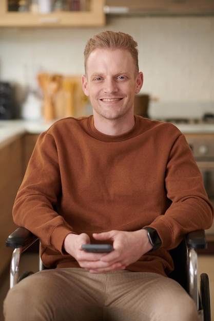 Man met handicap zittend in rolstoel