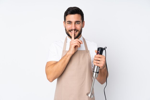 Man met handmixer geïsoleerd op wit stilte gebaar doen