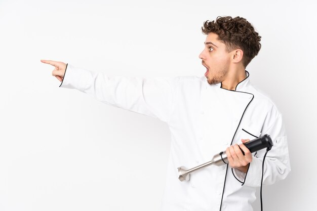 Man met handmixer wijzende vinger naar de zijkant