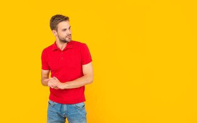 Man met haren op gele achtergrond met kopie ruimte mode