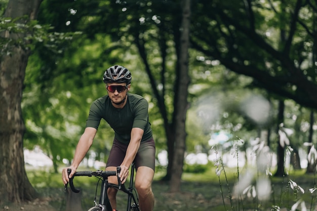 Man met helm en bril die fiets gebruikt om buiten te trainen