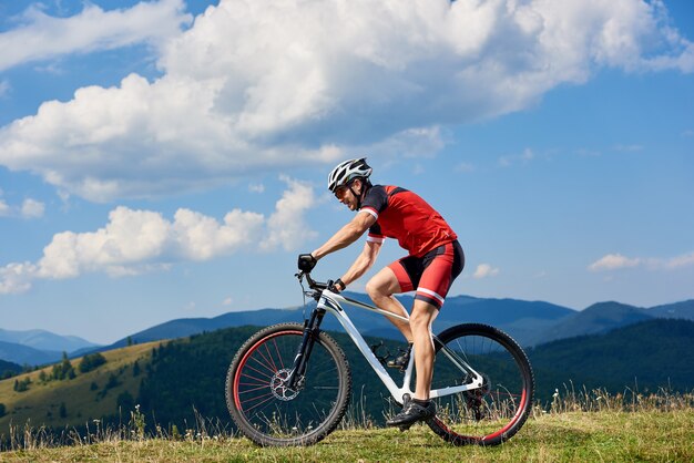 Man met helm fietsen