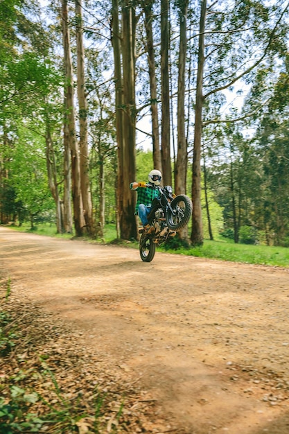 Foto man met helm op aangepaste motor