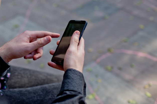 Man met het meisje zit omhelzen en kijken naar het scherm van de smartphone