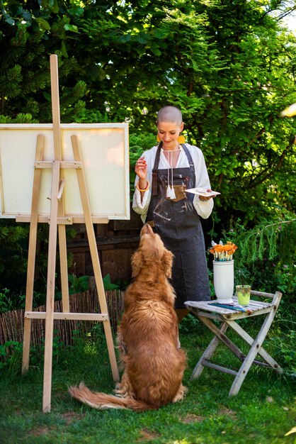 Man met hond die tegen planten staat