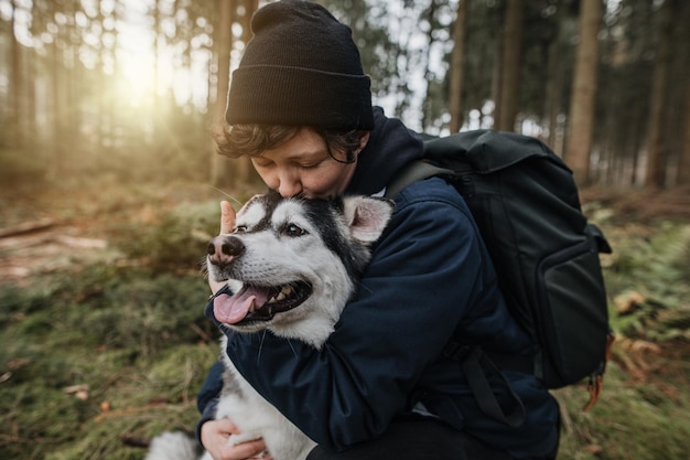 Foto man met hond in het bos.