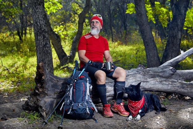 Man met hond in het bos