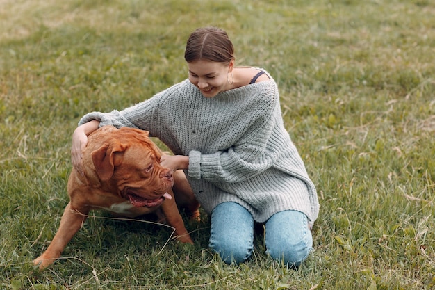 Man met hond op het veld