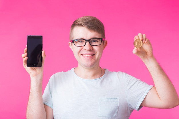 Man met houten bitcoin en leeg scherm mobiele telefoon