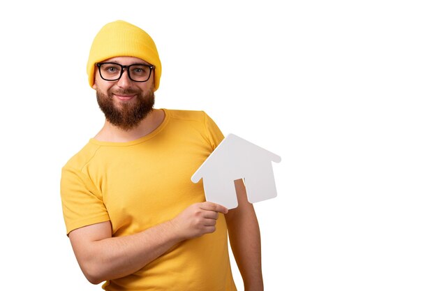 Foto man met huis geïsoleerd op witte achtergrond hypothecaire lening concept