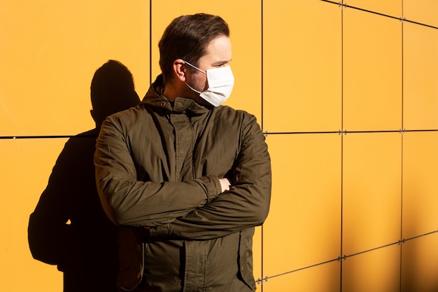 Man met hygiënisch masker om infectie, luchtwegaandoeningen zoals griep, 2019-nCoV te voorkomen