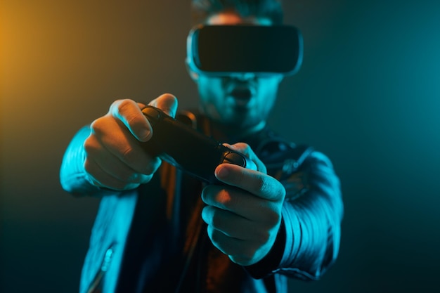 Man met joystick en VR-bril die videogame speelt