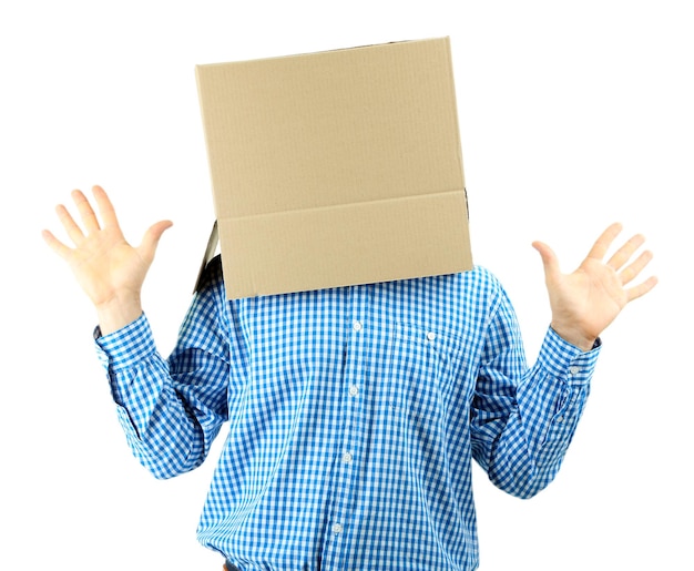 Foto man met kartonnen doos op zijn hoofd geïsoleerd op wit