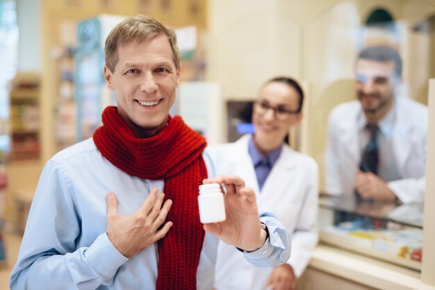 Man met keelpijn kwam naar de apotheek voor een medicijn.