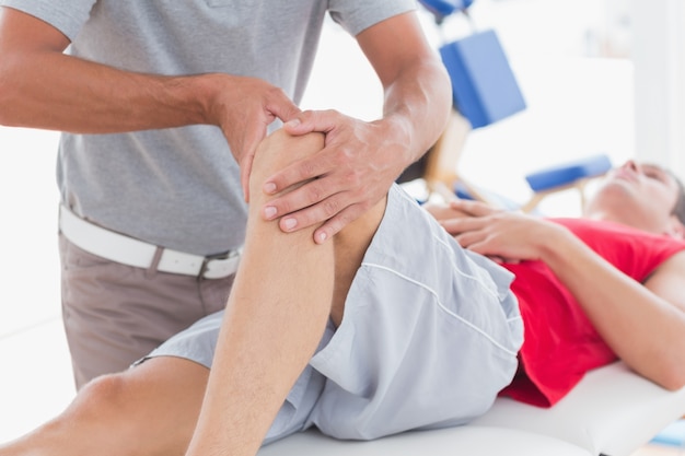 Man met knie-massage