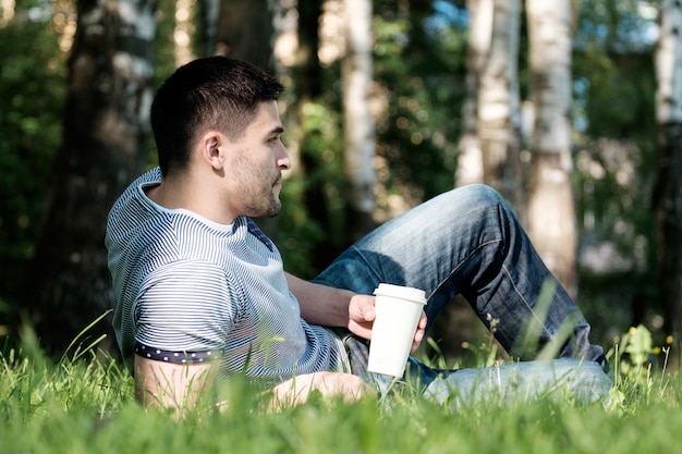 Man met koffie in het park