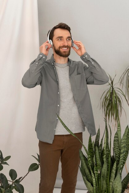 Foto man met koptelefoon luisteren muziek