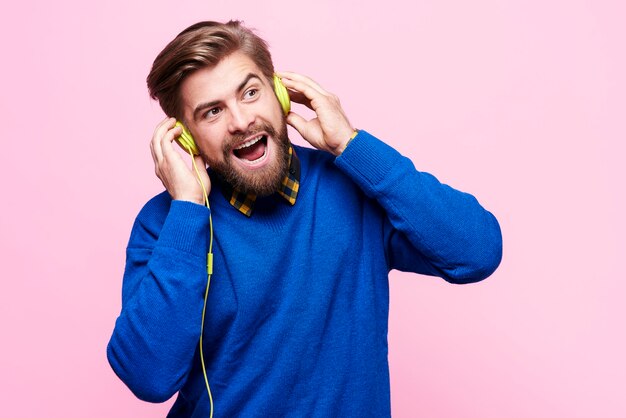 Man met koptelefoon zingen