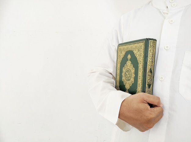 man met Koran heilig boek van moslims