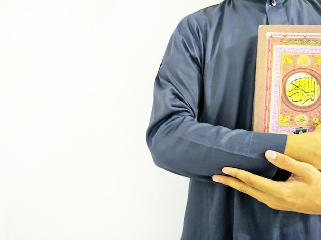 man met Koran heilig boek van moslims