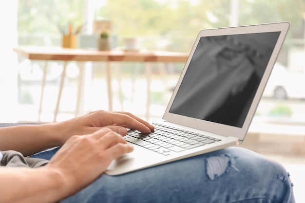 Man met laptop binnenshuis close-up