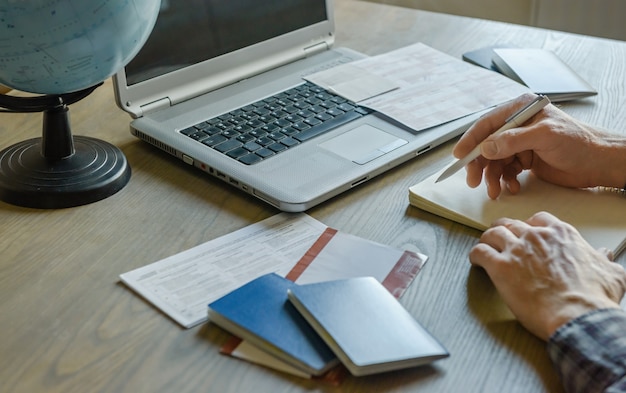 Man met laptop en notebook