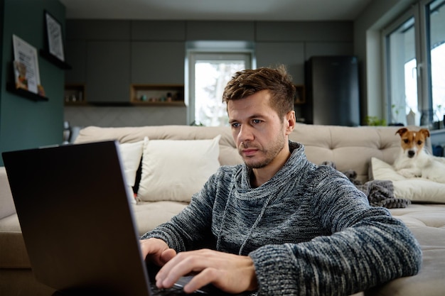 Man met laptop in de woonkamer