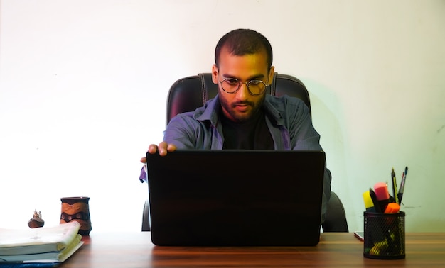 Man met laptop met behulp van laptop