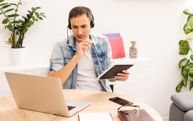 Man met laptop op bureau thuis