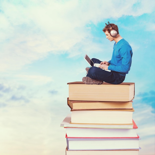 Man met laptop op de boeken