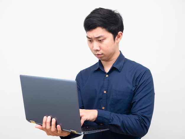 Man met laptop voor de baan serieuze emotie