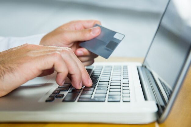 Man met laptop voor online winkelen