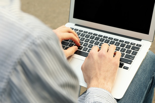 Man met laptop werkt in park. buiten werk