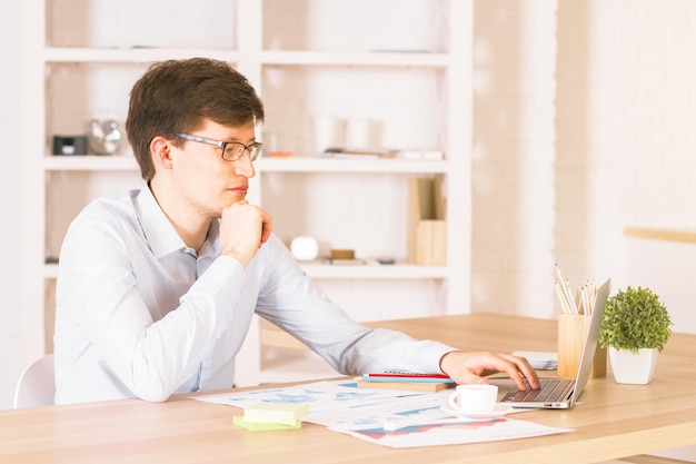 Man met laptop