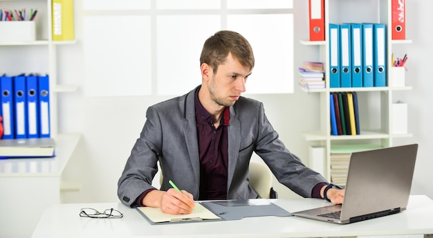 Man met laptopcomputer werkt in kantoor digitale technologie concept