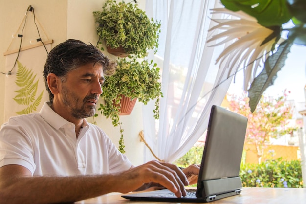 Man Met Leeg Scherm Laptop In De Woonkamer. Telewerken