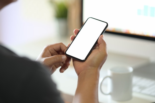 Man met leeg scherm mobiele slimme telefoon